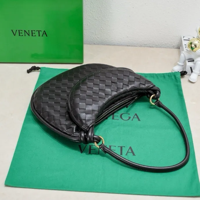 Batch 1860 Bv Shu Qi's same "Gemelli" twin bag 👇 Locked in advance 24 years of hot style 💕 Gemelli is paired with two half-moon shaped bags, matched with the brand's iconic intrecciato woven sheepskin, equipped with a detachable tubular handle, which can be used as a clutch, on the shoulder or by flipping the small crescent moon as a handle, or as a long shoulder strap 🉑️ crossbody The dual design has a personalized yet charming attitude, and the eye-catching visual impact brings an elegant and fashionable feeling. It is a bag worth buying💥 Size: 36x25x10, Model: 4281#